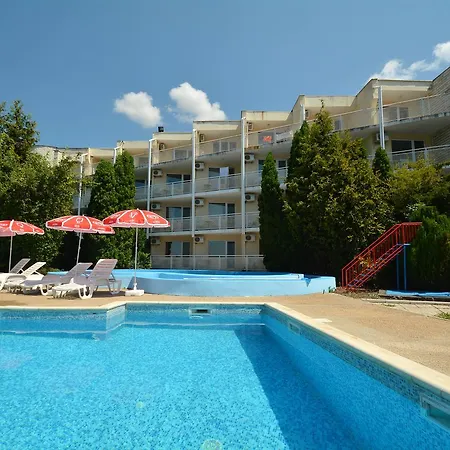 מלון Kavarna Hotel קברנה
